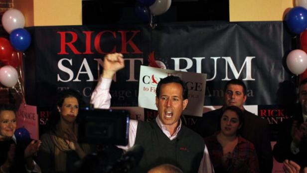 Rick Santorum hält eine Rede vor Anhängern mit Ballons im Hintergrund.
