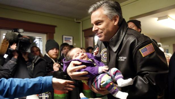 Jon Huntsman, ehemaliger Gouverneur von Utah, hält ein Baby im Arm.