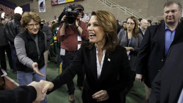 Michelle Bachmann schüttelt bei einer Wahlkampfveranstaltung Hände.