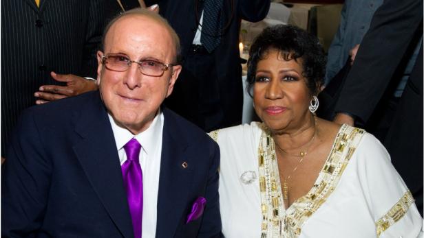 Aretha Franklin und Clive Davis posieren zusammen.