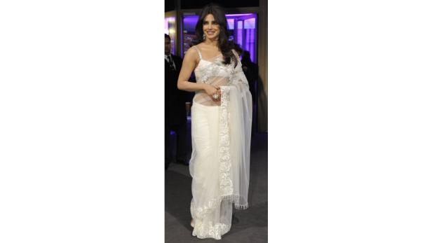 Priyanka Chopra trägt einen weißen Sari mit floralen Stickereien.