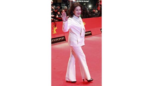 Senta Berger auf dem roten Teppich der Berlinale, winkend.