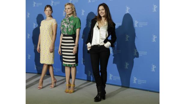 Léa Seydoux, Diane Kruger und Sophie Marceau posieren vor einer Fotowand.