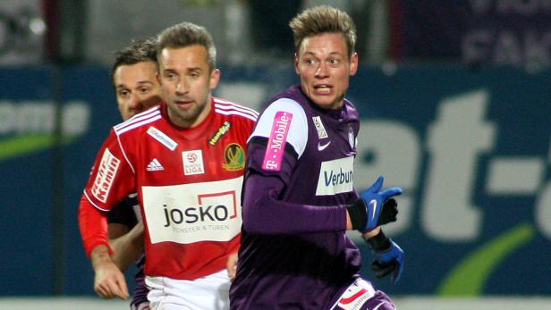 Zwei Fußballspieler während eines Spiels.