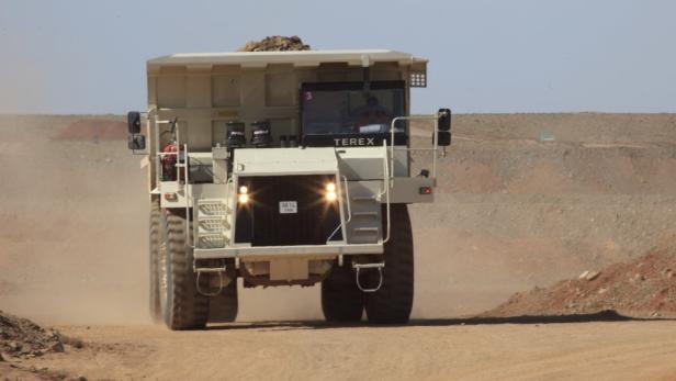 Ein Muldenkipper der Marke Terex fährt auf einer unbefestigten Straße.