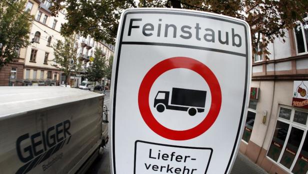 Ein Schild weist auf eine Feinstaub-Zone hin, in der Lieferverkehr eingeschränkt ist.