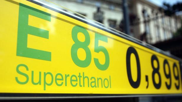 Ein gelbes Schild zeigt den Preis für Superethanol E85 an: 0,899 €.