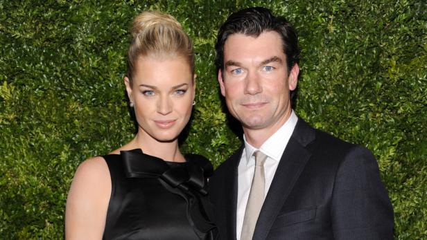 Schauspielerin Rebecca Romijn mit Ehemann Jerry O’Connell posiert vor einer grünen Wand.