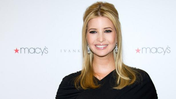 Ivanka Trump posiert vor einem Macy's-Logo.