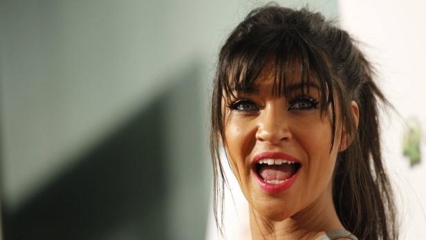 Nahaufnahme einer Frau mit offenem Mund und roten Lippen.