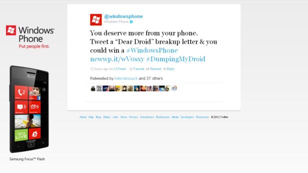 Ein Samsung Focus™ Flash Smartphone neben einem Windows Phone Twitter-Post.