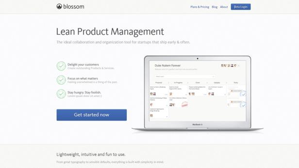 Ein MacBook Air zeigt die Webseite von Blossom, einer Software für schlankes Produktmanagement.