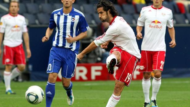 Ein Fußballspieler schießt den Ball während eines Fußballspiels.