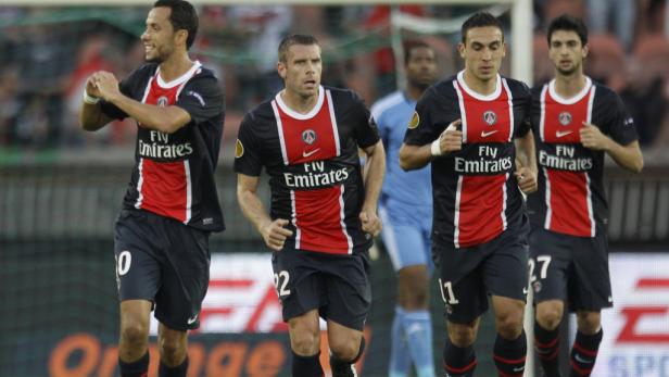 Mehrere Fußballspieler von Paris Saint-Germain laufen auf dem Feld.