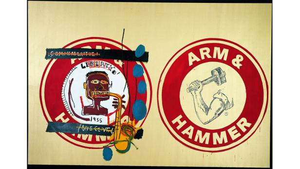 Das Gemälde „Arm and Hammer II“ von Jean-Michel Basquiat zeigt stilisierte Logos und eine Figur mit Saxophon.