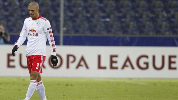 Ein Fußballspieler von Red Bull während eines Europa League Spiels.
