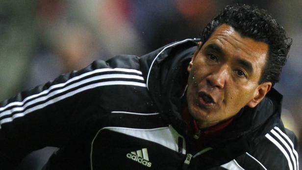 Ein Mann in einer schwarzen Adidas-Jacke spricht.