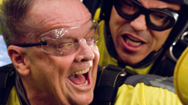 Jack Nicholson lacht beim Fallschirmspringen mit einem Tandemmaster.
