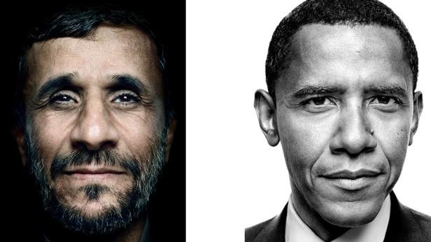 Ein Schwarz-Weiß-Porträt von Mahmud Ahmadinedschad und Barack Obama nebeneinander.
