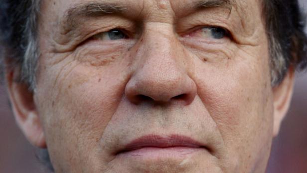 Nahaufnahme des Gesichts eines Mannes mit Blick nach rechts.