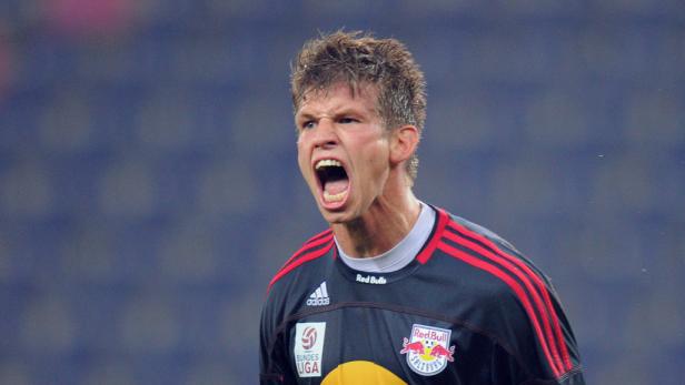 Ein Fußballspieler von Red Bull Salzburg schreit auf dem Spielfeld.