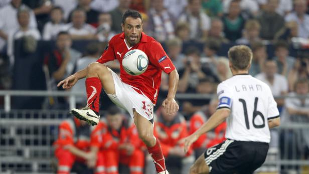 Ein Fußballspieler köpft den Ball während eines Spiels.