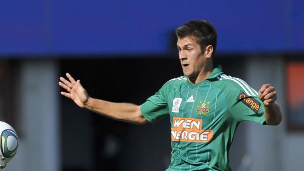 Ein Fußballspieler im grün-weißen Trikot des SK Rapid Wien bei einem Spiel.
