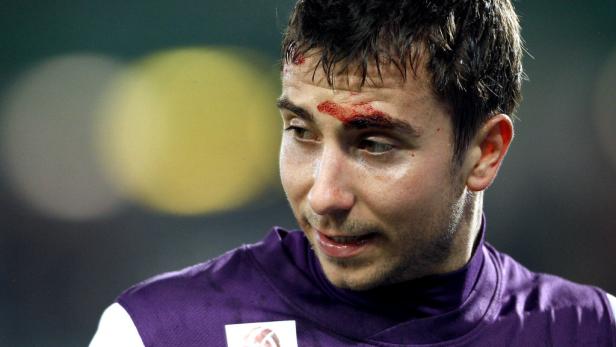 Ein Fußballspieler mit einer blutenden Wunde an der Stirn.