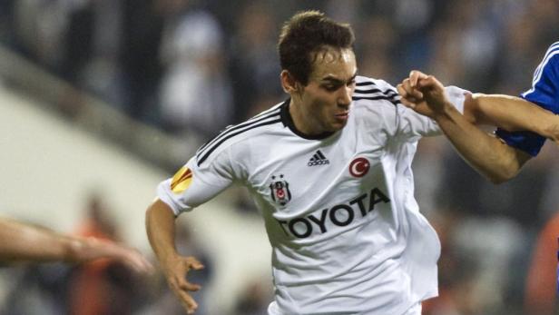 Ein Fußballspieler im Trikot von Beşiktaş Istanbul während eines Spiels.