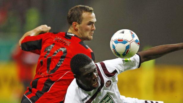 Zwei Fußballspieler kämpfen um den Ball.