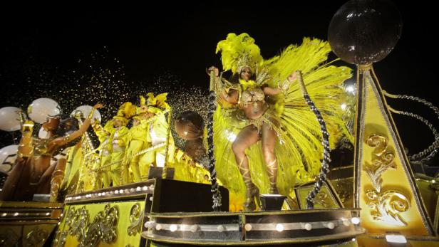 Samba olé: Farbenprächtiger Karneval in Rio