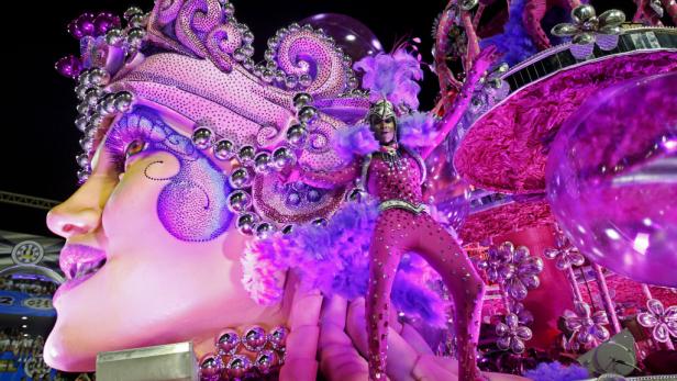 Samba olé: Farbenprächtiger Karneval in Rio