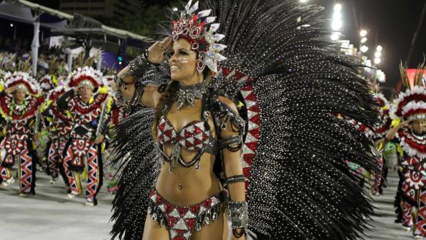 Samba olé: Farbenprächtiger Karneval in Rio