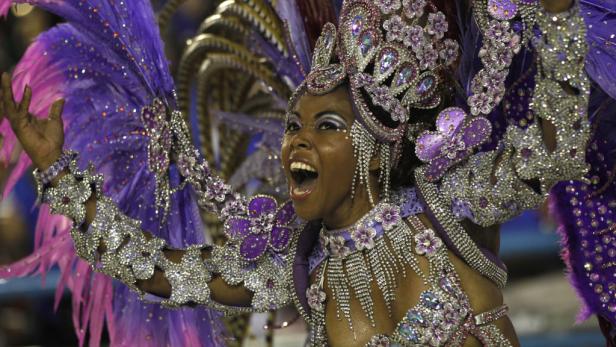 Samba olé: Farbenprächtiger Karneval in Rio