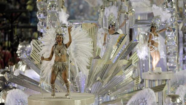 Samba olé: Farbenprächtiger Karneval in Rio