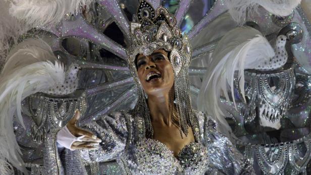 Samba olé: Farbenprächtiger Karneval in Rio