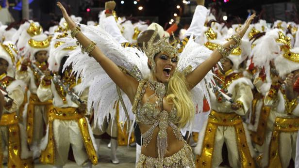 Samba olé: Farbenprächtiger Karneval in Rio