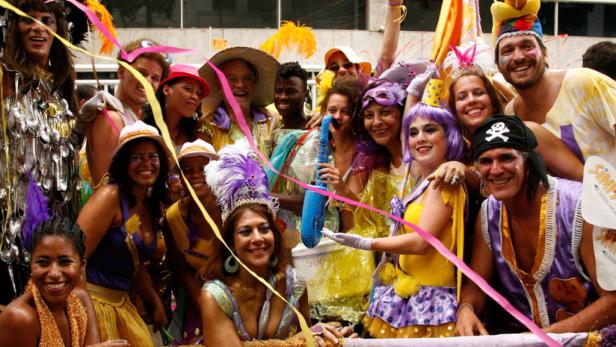 Samba olé: Farbenprächtiger Karneval in Rio