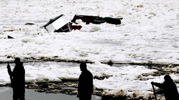 Donau: Eisschollen rammen Boote