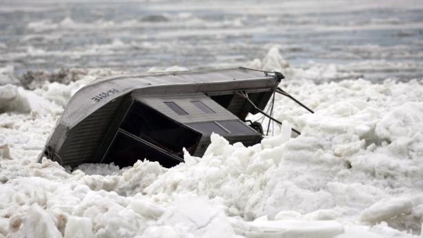 Donau: Eisschollen rammen Boote