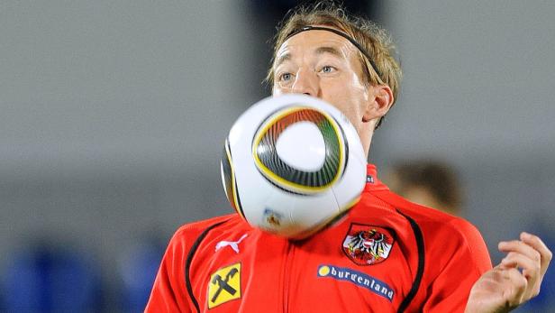 Ein österreichischer Fußballspieler balanciert einen Ball mit dem Gesicht.
