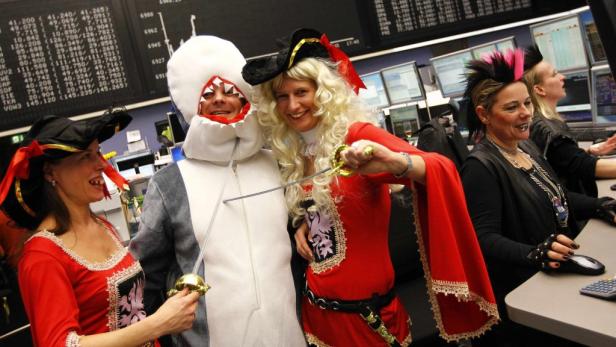 Verkleidete Menschen feiern Karneval an einem Frankfurter Handelstag.