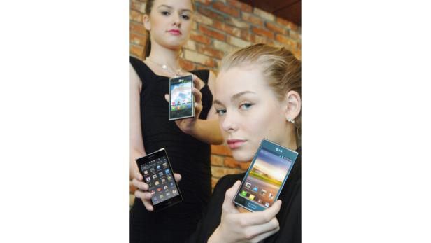 Zwei Frauen präsentieren verschiedene LG Smartphones.