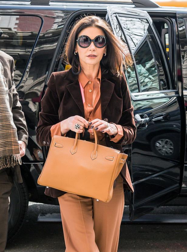 Catherine Zeta-Jones zeigt das perfekte Büro-Outfit