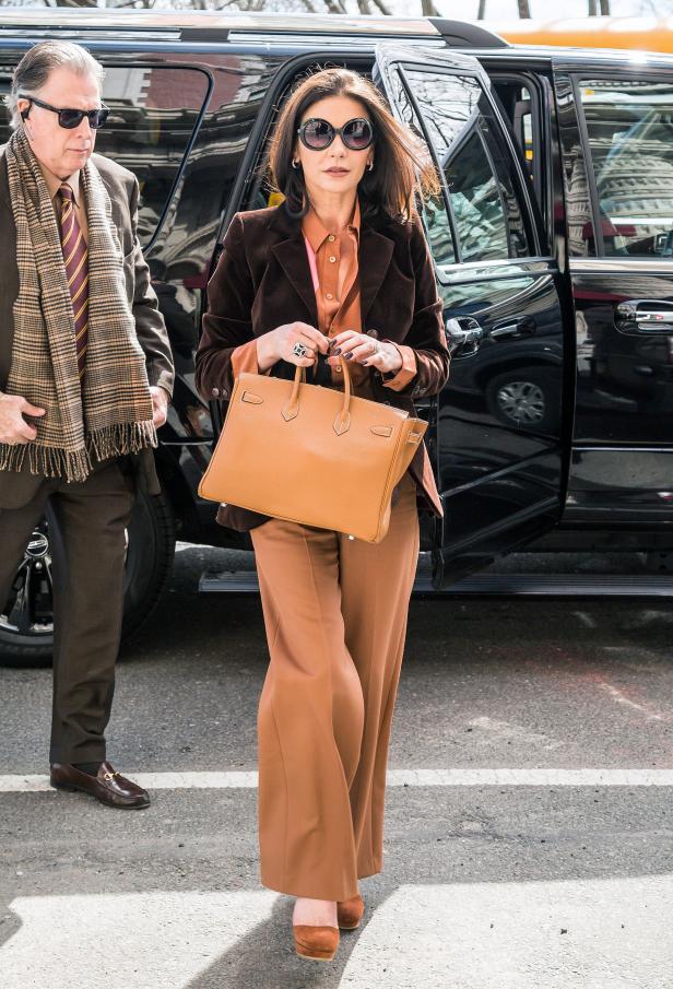 Catherine Zeta-Jones zeigt das perfekte Büro-Outfit