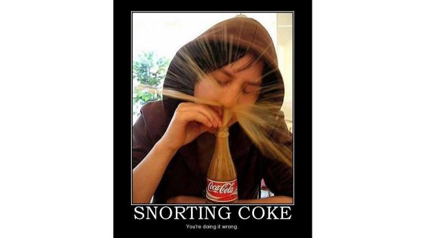 Eine Person versucht, Cola aus einer Flasche durch die Nase zu trinken, was misslingt.