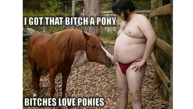 Ein Mann in roter Unterwäsche steht neben einem braunen Pony.