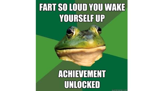 Ein Frosch-Meme mit dem Text „Furze so laut, dass du aufwachst. Erfolg freigeschaltet“.