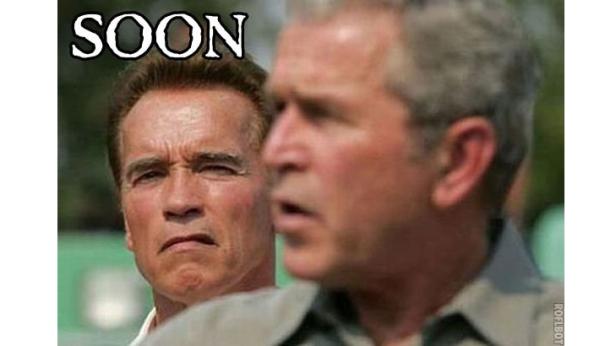 Arnold Schwarzenegger blickt mit finsterer Miene neben George W. Bush, über dem das Wort „SOON“ steht.