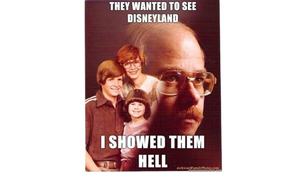 Ein Familienporträt mit einem grimmig dreinblickenden Vater im Vordergrund.